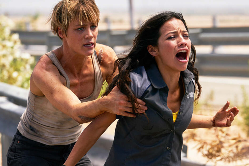 Dani Ramos (l., Natalia Reyes) wird vom neuen Terminator gejagt. Grace (Mackenzie Davis) wurde durch die Zeit geschickt, um sie zu beschützen.