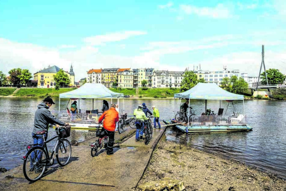 BU-YPer Floß ging es gestern für die Teilnehmer des Radverkehrskongresses über die Elbe.