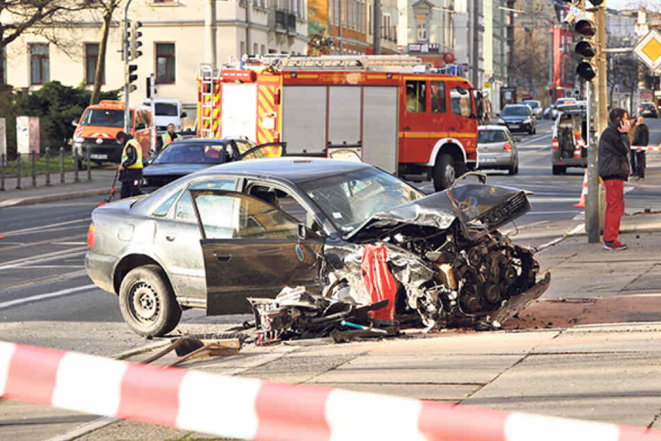 Der zerlegte Audi nach der Amokfahrt am Straßenrand. Ein Wunder, dass niemand ernsthaft zu Schaden kam.