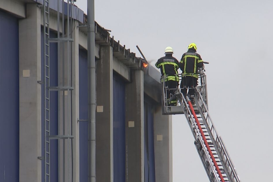 In den frühen Morgenstunden rückte die Feuerwehr nach Radefeld aus.