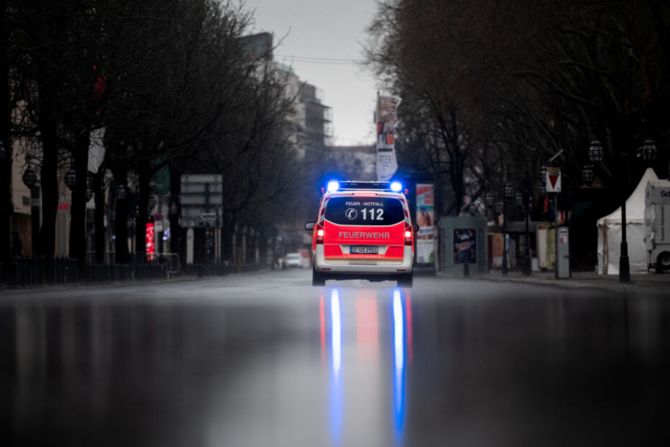 Düsseldorf: Ein Rettungsfahrzeug steht mit Blaulicht auf der Kö. Das närrische Kö-Treiben in Düsseldorf wurde wegen stürmischem Wetter abgesagt