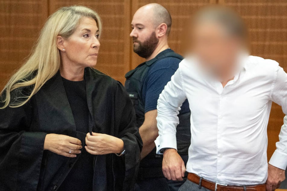 Das Foto zeigt den Angeklagten (l.) neben seiner Anwältin Gabriele Bender-Paukens.