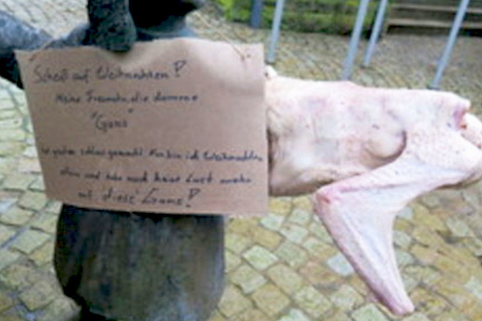 An einem Brunnen vor dem Rathaus in Bad Brückenau hatte ein Mann eine Gans aufgehängt.