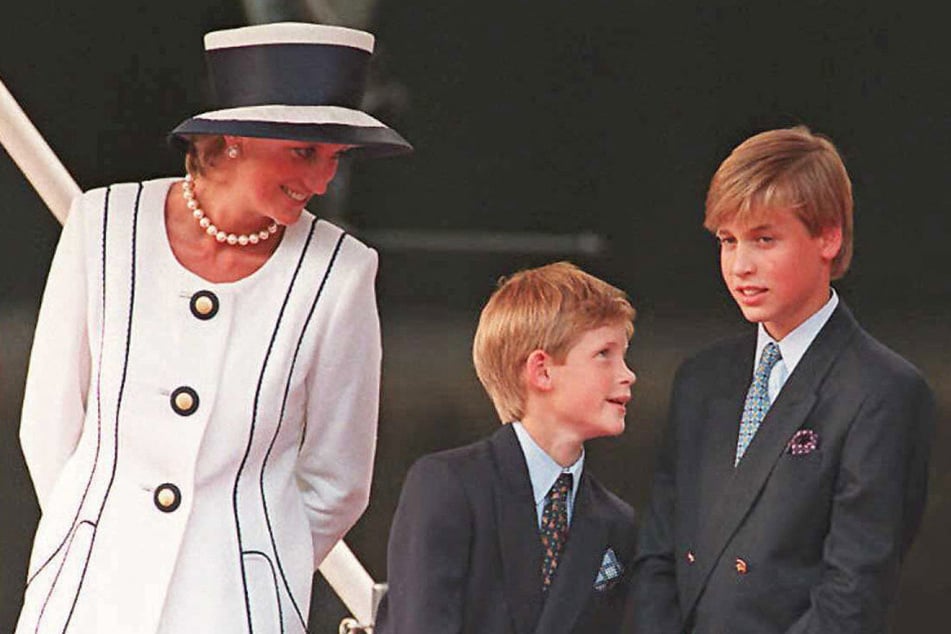 Prinz William (damals 13, r.) und Prinz Harry (damals 10) im Jahr 1995 mit ihrer Mutter Diana (†36). (Archivfoto)