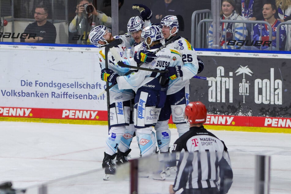 Acht Minuten waren von der Uhr, da jubelte Eislöwen-Kapitän Travis Turnbull (l.) mit seinen Teamkollegen.
