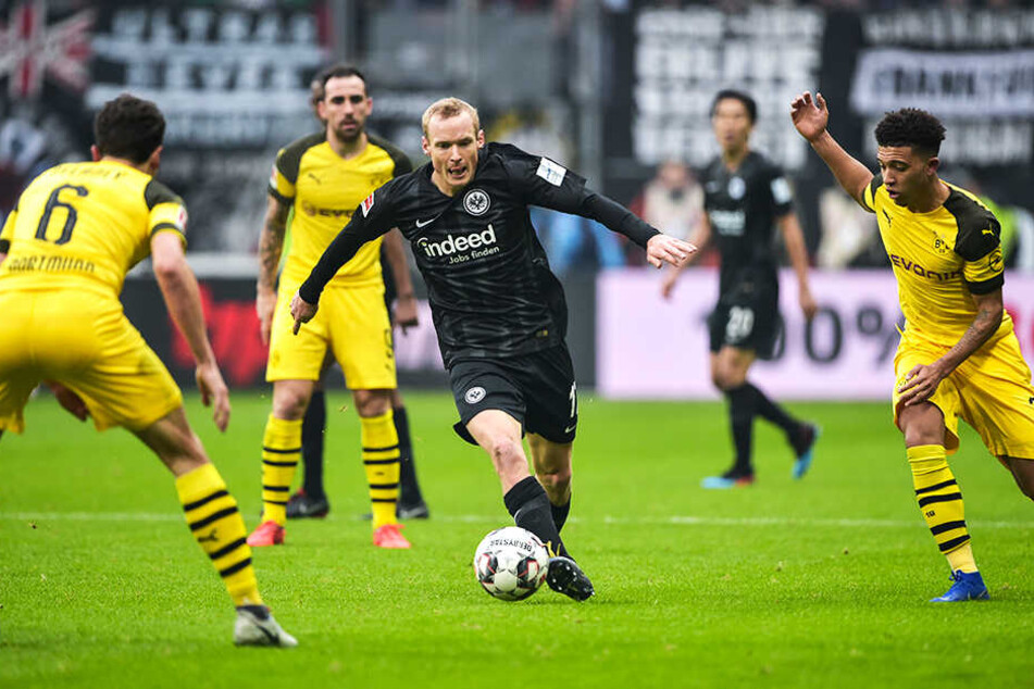 Ex-BVB-Kicker Sebastian Rode (M.) versucht, sich gegen seine früheren Teamkollegen Thomas Delaney (l.) und Jadon Sancho (r.) durchzusetzen.