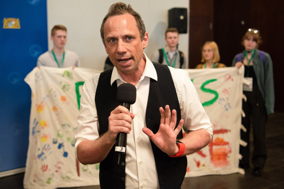 Der Bayerische Umweltminister Thorsten Glauber (Freie Wähler) spricht bei der ersten Jugend-Klimakonferenz des Bayerischen Umweltministeriums.