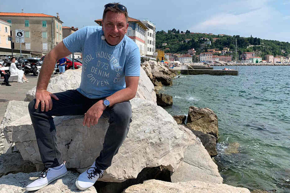 Sitzt am Adria-"Strand" auf einem dicken Felsbrocken - Thomas Böttcher sucht in Slowenien vergebens nach einem Sandstrand.