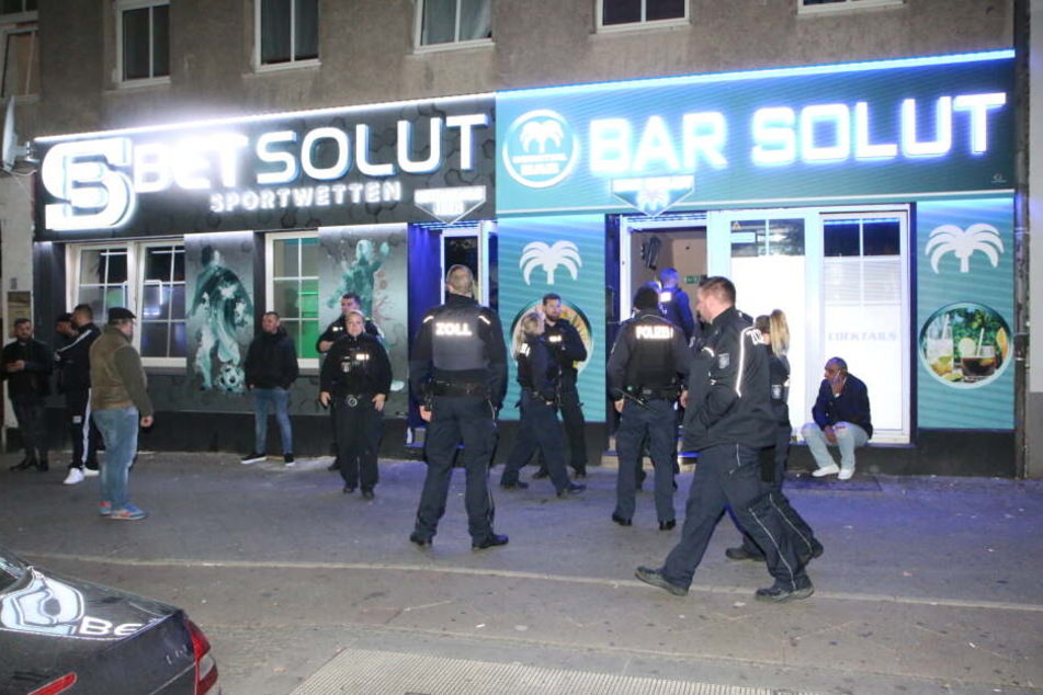 Am späten Freitagabend durchsuchte die Polizei verschiedene Lokale in Berlin-Wedding.