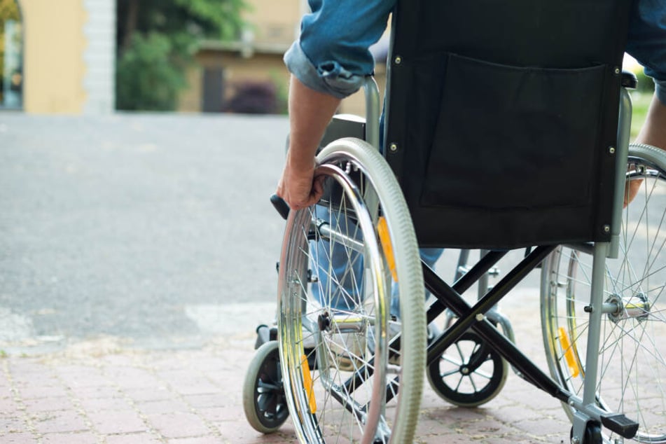 Der 67-Jährige wollte mit seinem Rollstuhl die S94 überqueren. (Symbolbild)