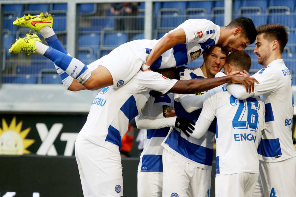 Duisburg bejubelt das 1:0 durch Stanislav Iljutcenko.