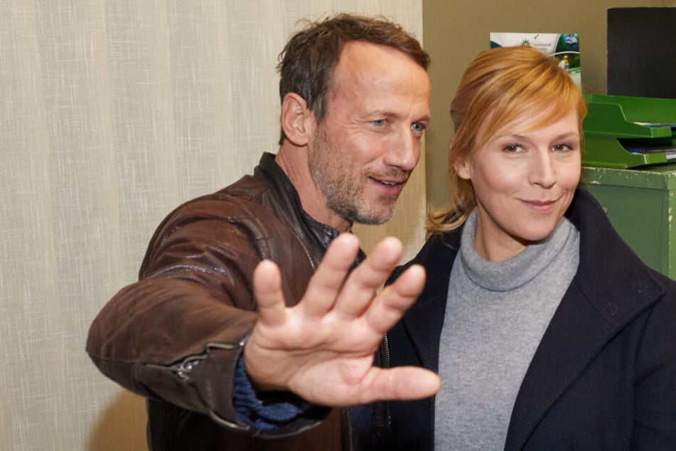 Wotan Wilke Möhring und Franziska Weisz posieren am Set für den neuen Tatort.