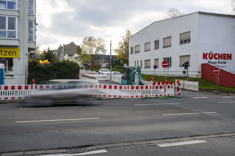 Die Baustelle auf der Hofer Straße auf dem Chemnitzer Sonnenberg aus dem November: Im Baustellenservice haben die Autofahrer zunächst danach vergeblich gesucht.