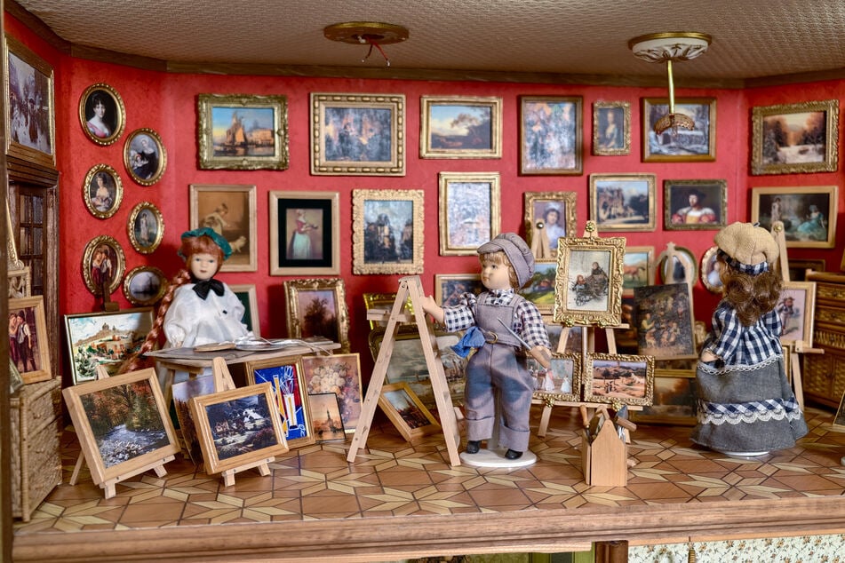 Malerisches Mini-Märchen mit Malergilde: Im Bilderladen hängen über 80 echte Gemälde im Miniformat.