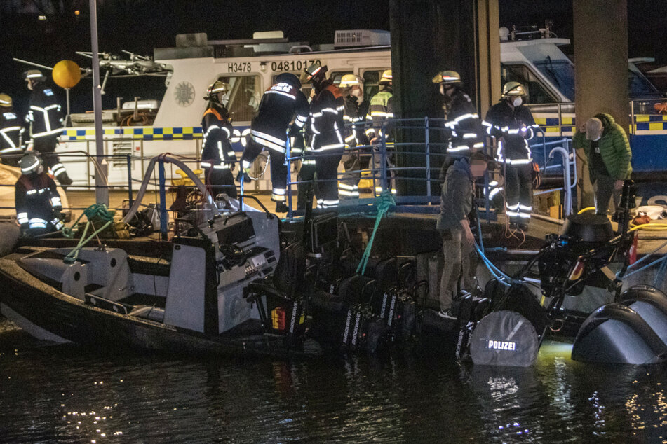In das SEK-Schnellboot drang Wasser ein.