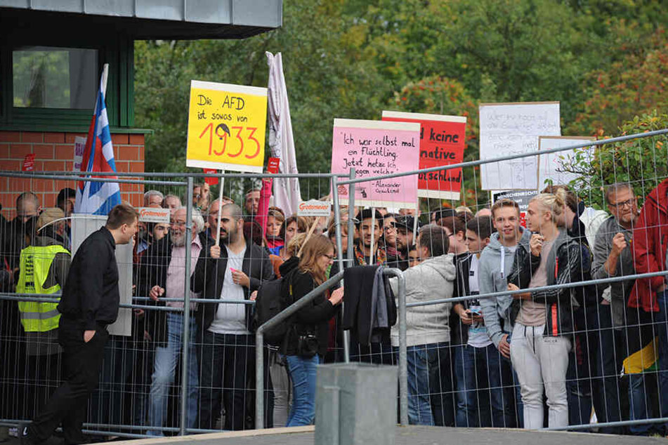 Der Hof der Ilex-Halle war mit Zäunen abgesperrt.