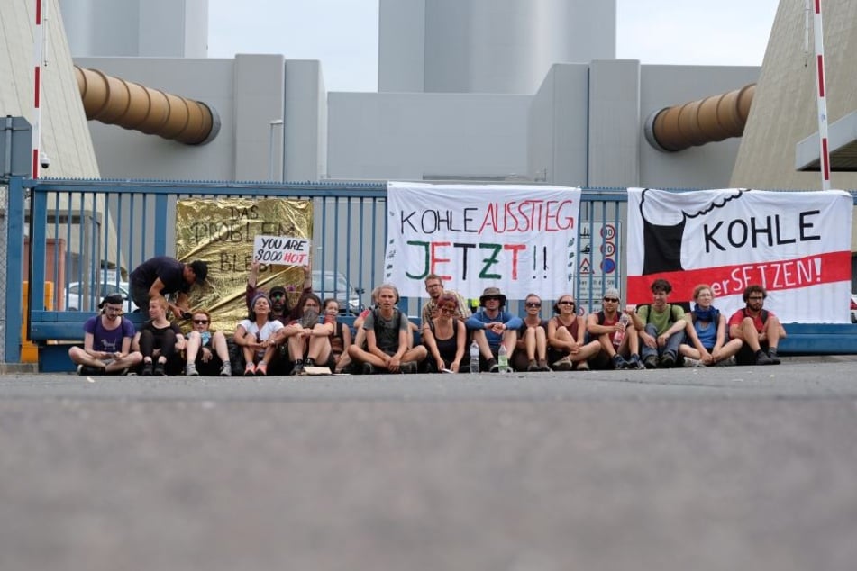Teilnehmer des Klimacamps protestierten gegen den Abriss des Dorfes Pödelwitz, versperrten am Samstag die Zufahrt zum Kraftwerk Lippendorf.