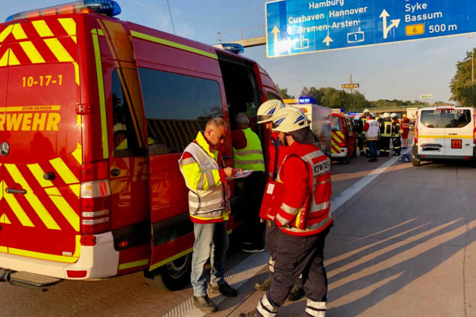 Einsatzkräfte der Feuerwehr beraten sich am Unfallort.