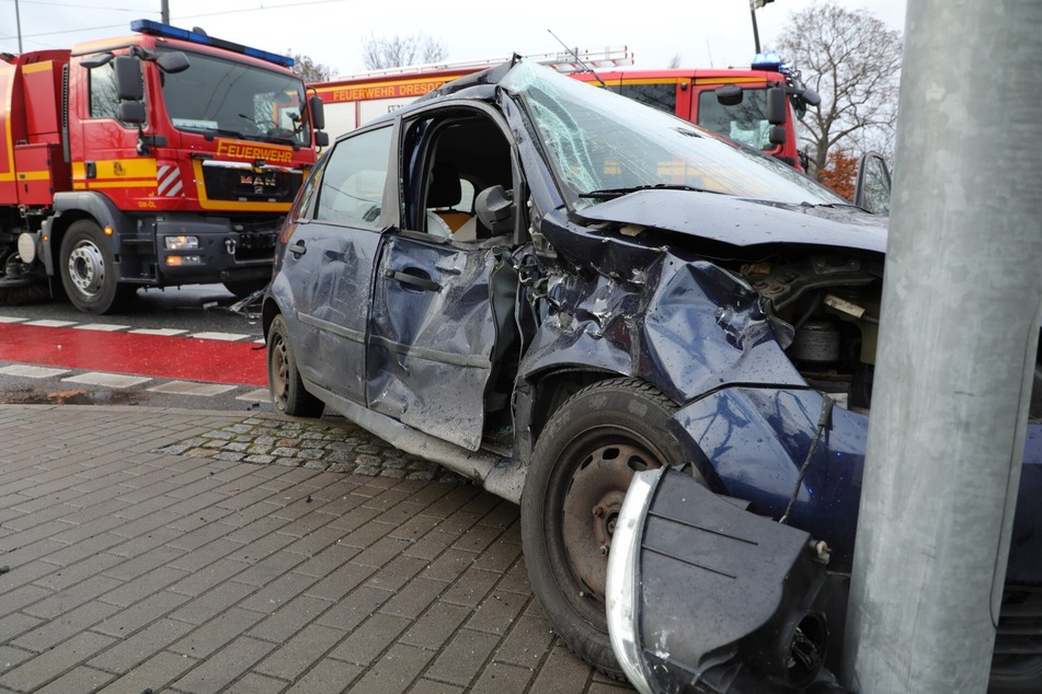 Das am Unfall beteiligte Auto wurde schwer beschädigt, die Fahrerin leicht verletzt.