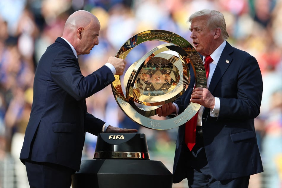 Trump presented the Club World Cup trophy alongside FIFA president Gianni Infantino (l.).