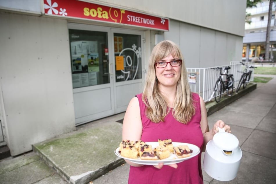 Tanja Wolf (37), Mit-Initiatorin der Gemeinschaft "In Gruna leben", versorgt die Gäste mit Kaffee und Kuchen.