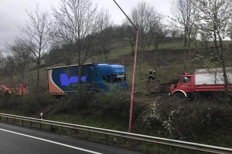 Der unbeladene Lkw geriet in gefährliche Schräglage.