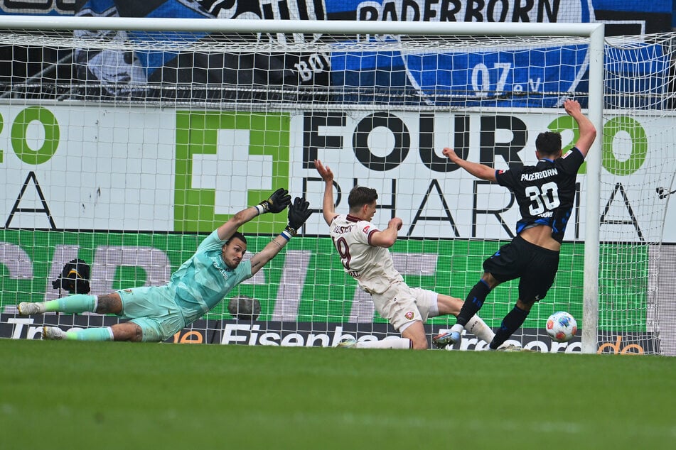Hier hatte Tim Schreiber (l.) Glück, dass Stefano Marino (r.) verzog, zweimal musste er dennoch hinter sich greifen.