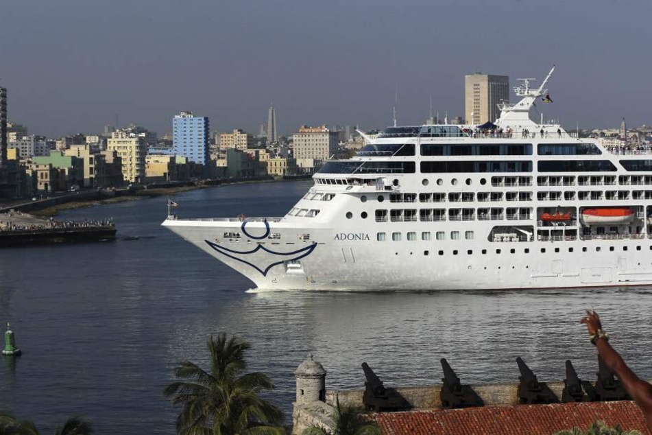 Das Schiff "Adonia" von "Fathom Line", die zu "Carnival Cruise Line" gehört im Mai 2016 im Hafen von Havana.