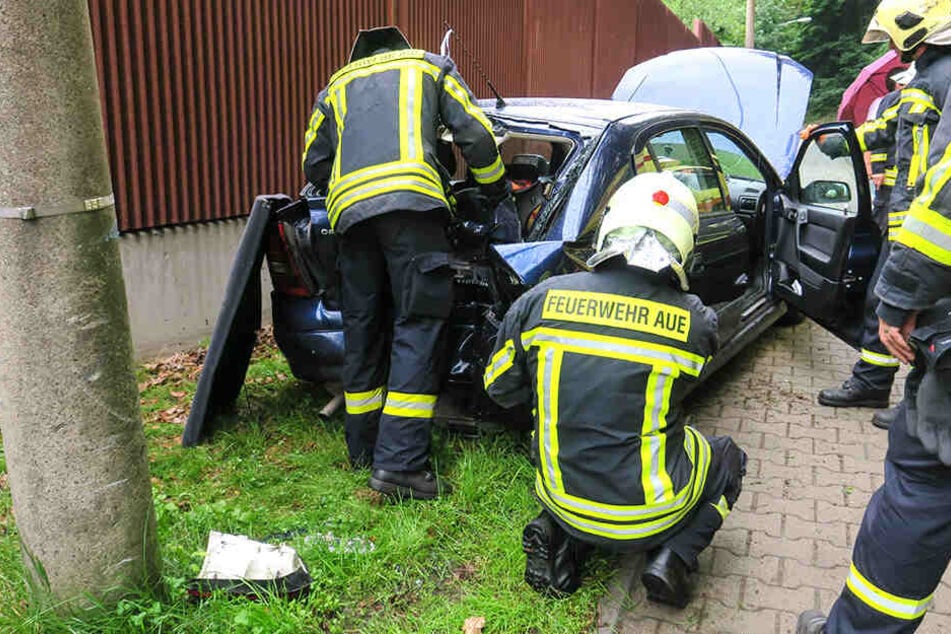 Der Rettungsidnets musste sich um eine verletzte Person kümmenr.