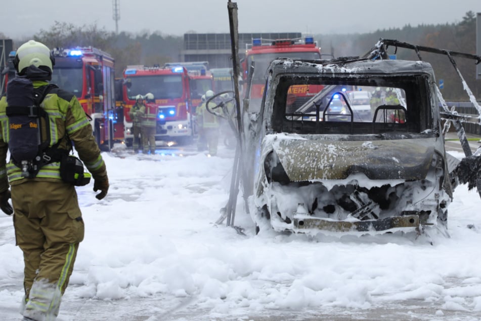 Unfall A4: Feuerwehreinsatz auf der A4 bei Dresden: Kleintransporter brennt lichterloh