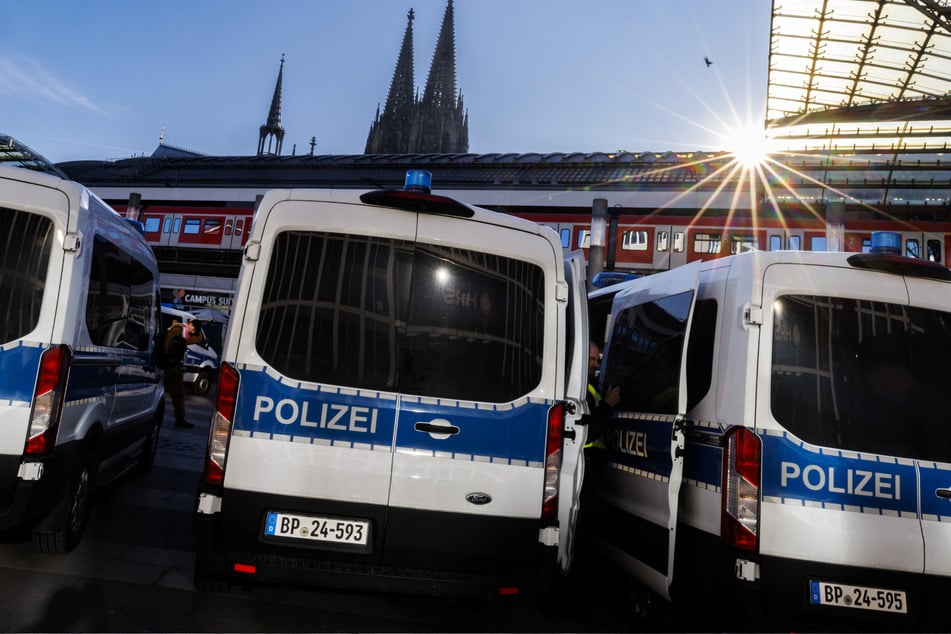 Auch während der Sommerferien hat die Kölner Polizei am Hauptbahnhof alle Hände voll zu tun. (Archivbild)