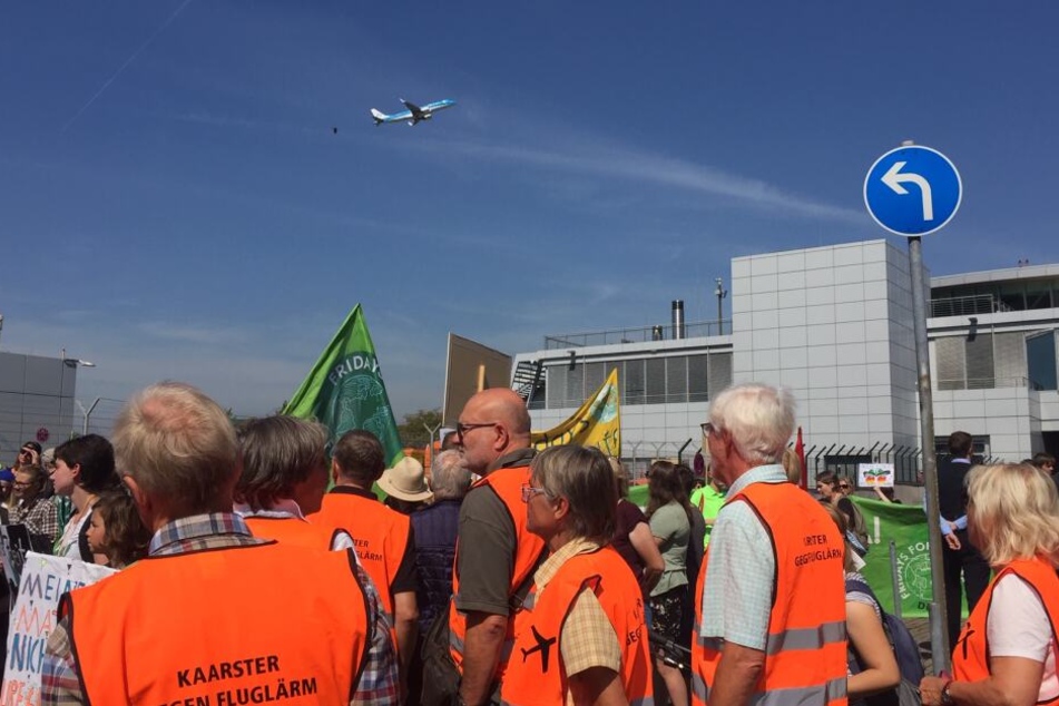 Aktivisten protestierten gegen den Flugverkehr.