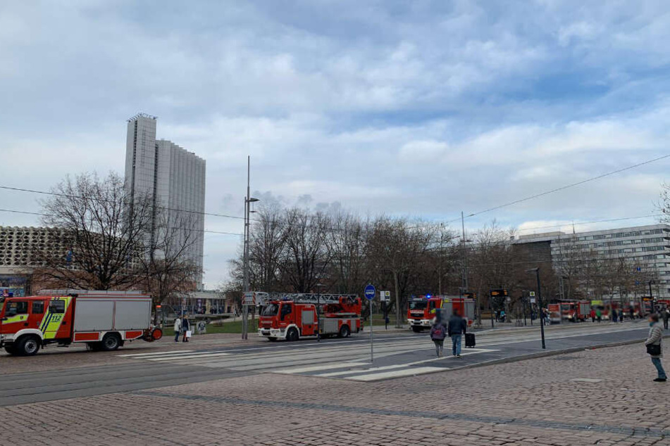 Die Feuerwehr rückte mit etwa einem Dutzend Fahrzeugen an.
