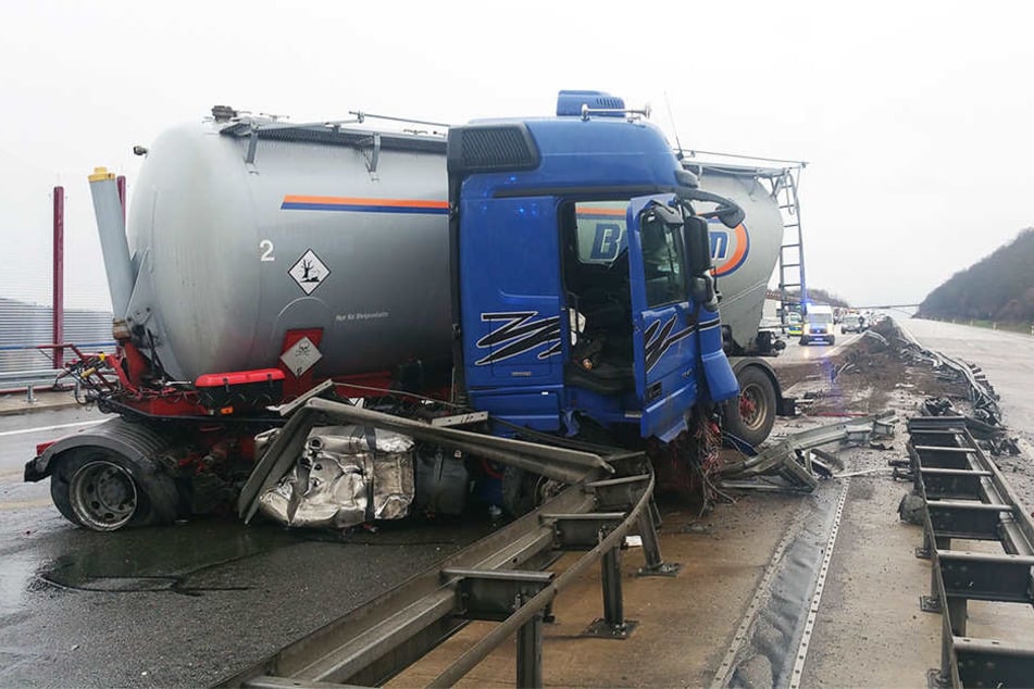 Der Lkw fuhr gegen die Mittelleitplanke und zerstörte diese komplett.