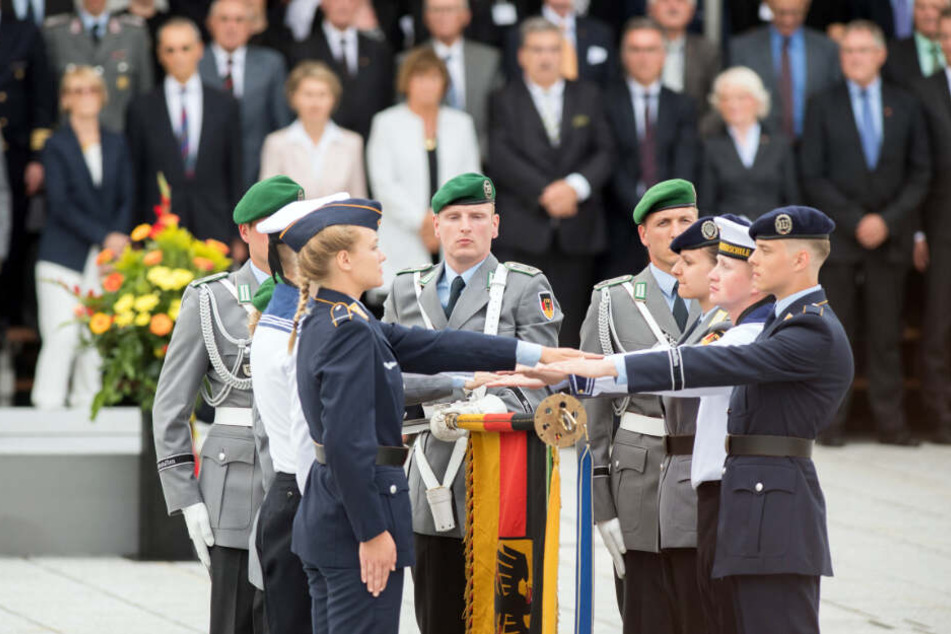 Die Soldaten legen ihr Gelöbnis ab.