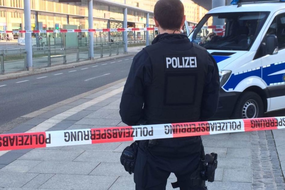Die Polizisten haben die Innenstadt abgesperrt.