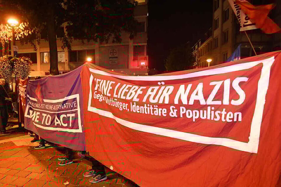 "Keine Liebe für Nazis" war auf einem der Banner zu lesen.