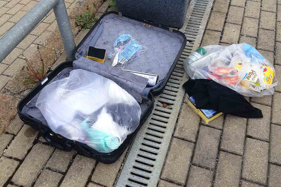 Kleidung und Lebensmittel befanden sich in dem abgestellten Gegenstand.