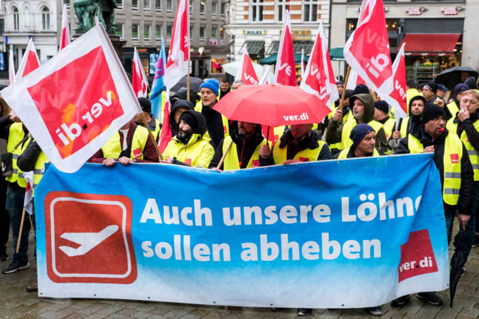 Beschäftigte der Gepäck- und Flugzeugabfertigung des Hamburger Flughafens während einer Kundgebung der Gewerkschaft Verdi.