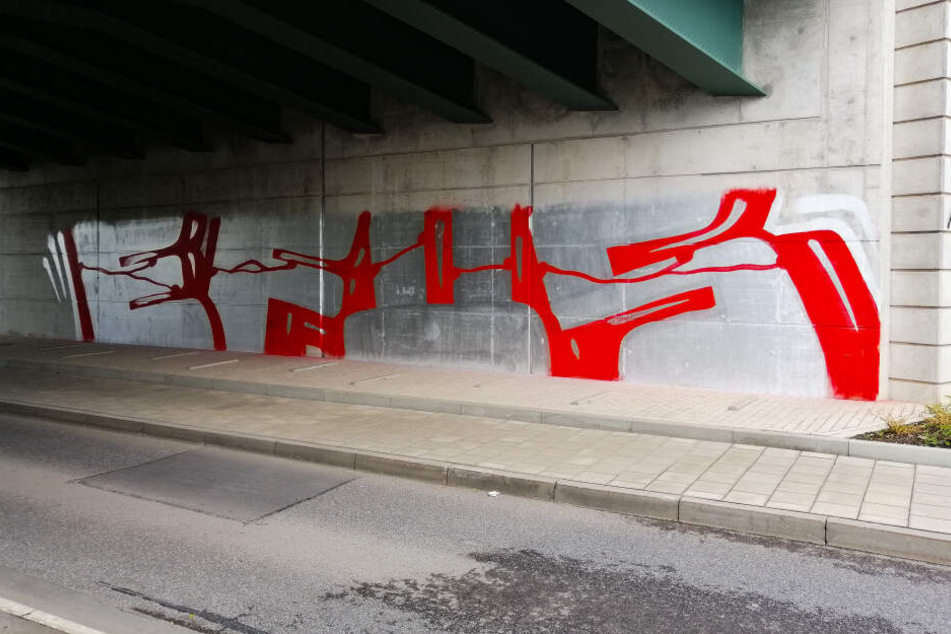 Baustelle sorgt dafür, dass Männer riesiges Graffiti unter Erfurter Brücke sprühen können