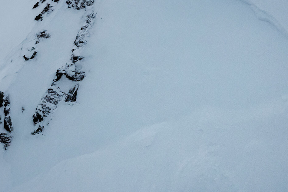 Zwei Vermisste wurden in den Dauphiné-Alpen nahe der italienischen Grenze abseits der Piste von der Lawine erfasst und begraben. Einer konnte gerettet werden.
