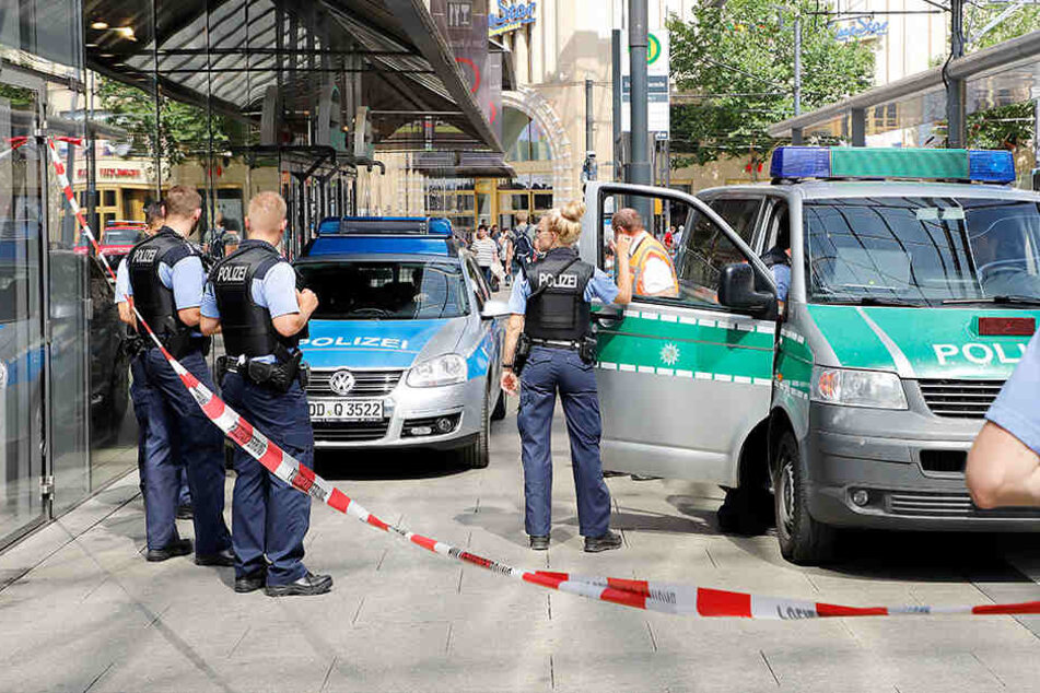 Die Polizei war mit mehreren Fahrzeuge am Kaufhof vor Ort.