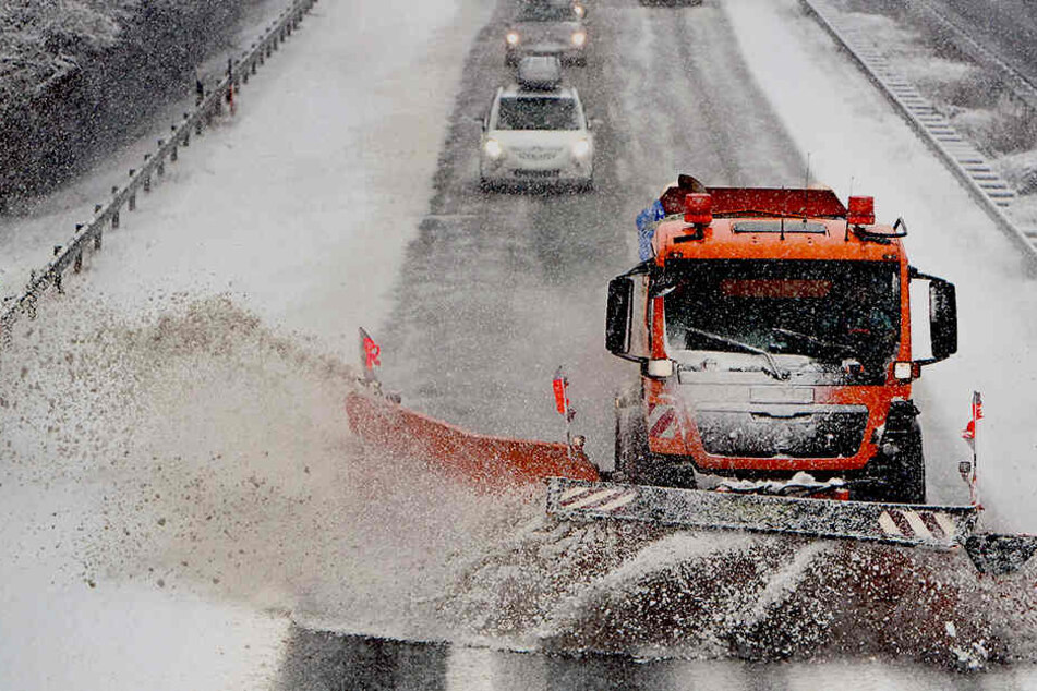 In weiten Teilen Sachsens sind die Winterdienste im Einsatz, um die Straßen vom Schnee zu befreien.