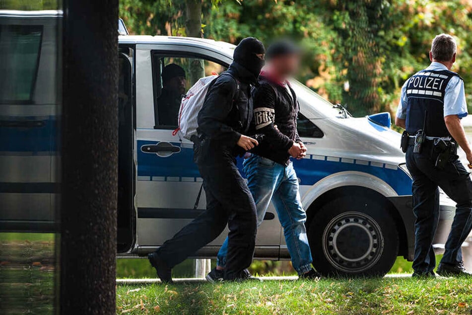 Eine der mutmaßlichen Rechtsterroristen vor der Haftrichtervorführung beim Bundesgerichtshof in Karlsruhe.