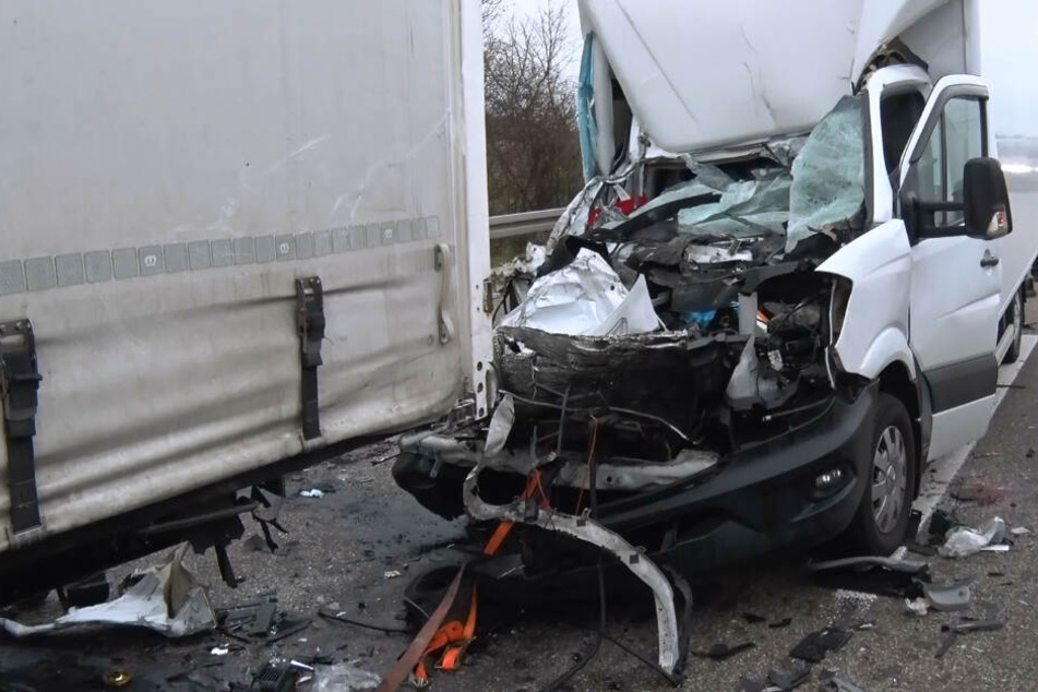 Der Klein-Lkw raste auf den vorausfahrenden Sattelzug.