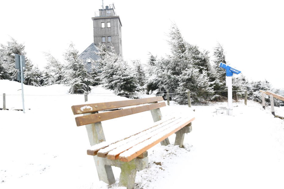 Insgesamt rund drei Zentimeter Neuschnee hat es auf dem Fichtelberg gegeben.