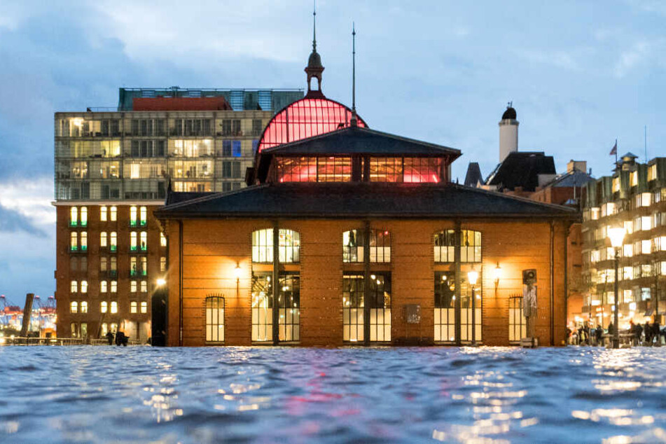 Tieferliegende Parkplätze wie am Hamburger Fischmarkt können durch das Hochwasser überflutet werden. (Archivbild)