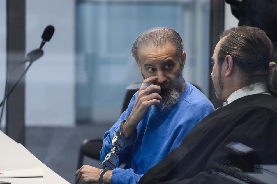 Dem Angeklagten droht lebenslange Haft mit Sicherheitsverwahrung.