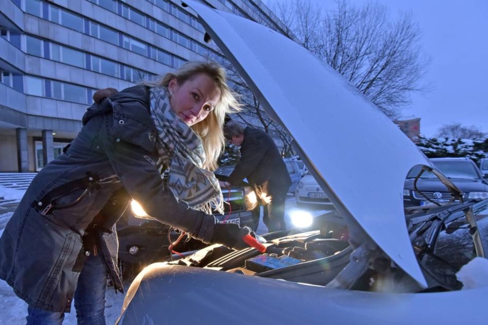 Starthilfe für TAG24-Redakteurin Doreen Grasselt (32). Das Schicksal droht bei
Frost vielen.