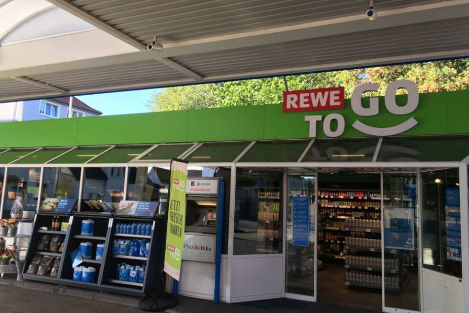 Vier Tankstellen in Bielefeld kooperieren schon mit der Supermarktkette Rewe.